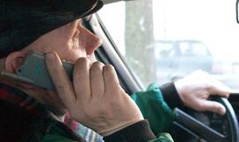 Dažniausi vairuotojų pažeidimai - kalbėjimas telefonu ir greičio viršijimas
