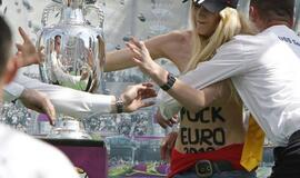 "Euro 2012" taurė krito nuo "Femen" narės rankos (video)