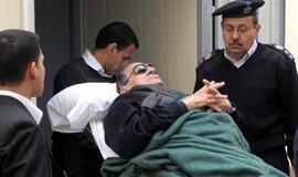 Hosni Mubarak per teismo posėdžius apsimeta sunkiai sergąs