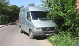 Girtas vairuotojas automobilį "paslėpė" krūmuose