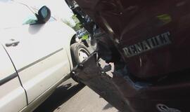 Neaiškioje avarijoje - trys šeimyniniai automobiliai