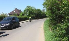 Girtas vairuotojas automobilį "paslėpė" krūmuose