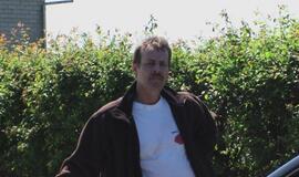 Girtas vairuotojas automobilį "paslėpė" krūmuose