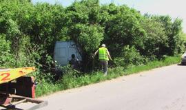 Girtas vairuotojas automobilį "paslėpė" krūmuose