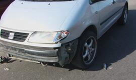 Neaiškioje avarijoje - trys šeimyniniai automobiliai