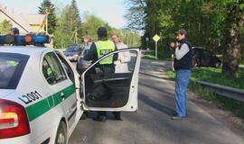 Būna ir taip: dviratis "nutrenkė" automobilį