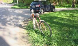 Būna ir taip: dviratis "nutrenkė" automobilį