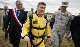 JAV ambasadorius Prancūzijoje pažymėjo išsilaipinimo Normandijoje metines šuoliu su parašiutu