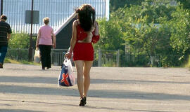 Keturi vyrai jėga įsodino 14-metę į BMW ir vežiojo girdydami alkoholiu