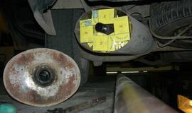 Kontrabandines cigaretes muitininkai traukė iš automobilio dujų išmetimo bakelio