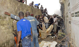Nigerija: žuvusių lėktuvo keleivių daiktus išgrobstė marodieriai