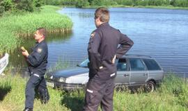 Skęsdamas ežere, vairuotojas gėrė toliau