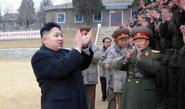 Šiaurės Korėjos lyderis pasirodymais viešumoje siekia populiarumo