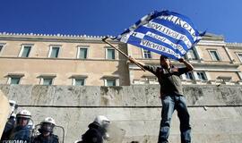 Apsidžiaugę rinkimų rezultatais graikai vėl patiki savo pinigus bankams