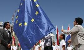 Atsiprašau, gal jūs eurodebilas? O jūs?