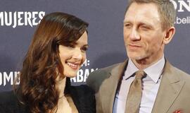 Daniel Craig ir Rachel Weisz nepastebimi minioje