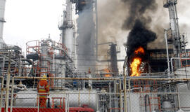 Du sprogimai sukėlė gaisrą naftos saugykloje Bankoko priemiestyje