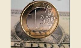 Euro kursas JAV dolerio atžvilgiu smuko žemiausiai per dvejus metus