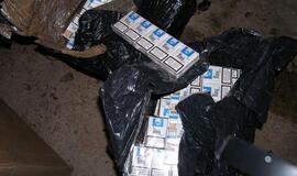 Pasieniečiai sulaikė ieškomą vyrą ir 12 tūkst. pakelių kontrabandinių rūkalų