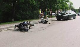 Doviluose sužeisti du motoroleriu važiavę vaikinai