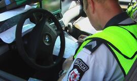 Girtas vairuotojas pasiklydo tarp eismo juostų