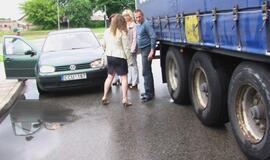 Vilkikas ir vėl prispaudė neatidų vairuotoją