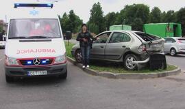 Girta moteris visureigiu sužalojo tris žmones