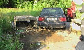 Kompanijos kelionę poilsio link užtvėrė betoniniai blokai