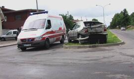 Girta moteris visureigiu sužalojo tris žmones