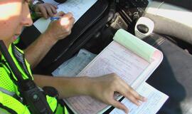 Girtas vairuotojas pasiklydo tarp eismo juostų