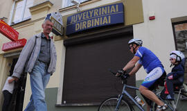 Apvogti papuošalų parduotuvę pakako 1 minutės?