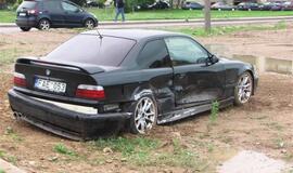 Skubėjo į darbą ir nepastebėjo asfalto spalvos automobilio