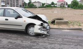 Skubėjo į darbą ir nepastebėjo asfalto spalvos automobilio