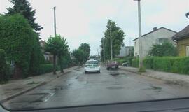 Skubėjo į darbą ir nepastebėjo asfalto spalvos automobilio