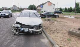 Skubėjo į darbą ir nepastebėjo asfalto spalvos automobilio