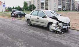 Skubėjo į darbą ir nepastebėjo asfalto spalvos automobilio