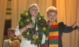 Rūtą Meilutytę pasitiko tūkstančiai gerbėjų