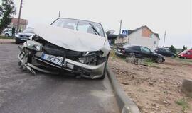 Skubėjo į darbą ir nepastebėjo asfalto spalvos automobilio