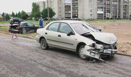 Skubėjo į darbą ir nepastebėjo asfalto spalvos automobilio