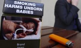 Vyriausybė siūlo su rūkymu kovoti pažeistų organų nuotraukomis ant pakelių