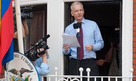 "WikiLeaks" įkūrėjas kreipėsi į prie Ekvadoro ambasados Londone susirinkusius žmones