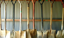 Automobilių remonto meistras darbavosi kastuvu