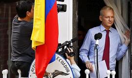 Julianas Assange'as gyvenimą Ekvadoro ambasadoje palygino su kosmine stotimi