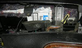 Kontrabandininkai cigaretes slepia ir dribsnių pakeliuose