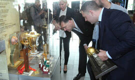 Krepšinio trofėjai parodoje „Lietuvos krepšiniui 90“