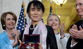 Mianmaro opozicijos lyderei Ong San Su Či įteiktas JAV Kongreso aukso medalis