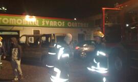 Automobilių švaros centre sudegė automobilis