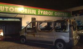 Automobilių švaros centre sudegė automobilis