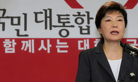 Pietų Korėjos kandidatė į prezidentus atsiprašė už savo tėvo žmogaus teisių pažeidimus