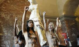 "Femen" aktyvistės surengė protestą Luvro muziejuje Paryžiuje